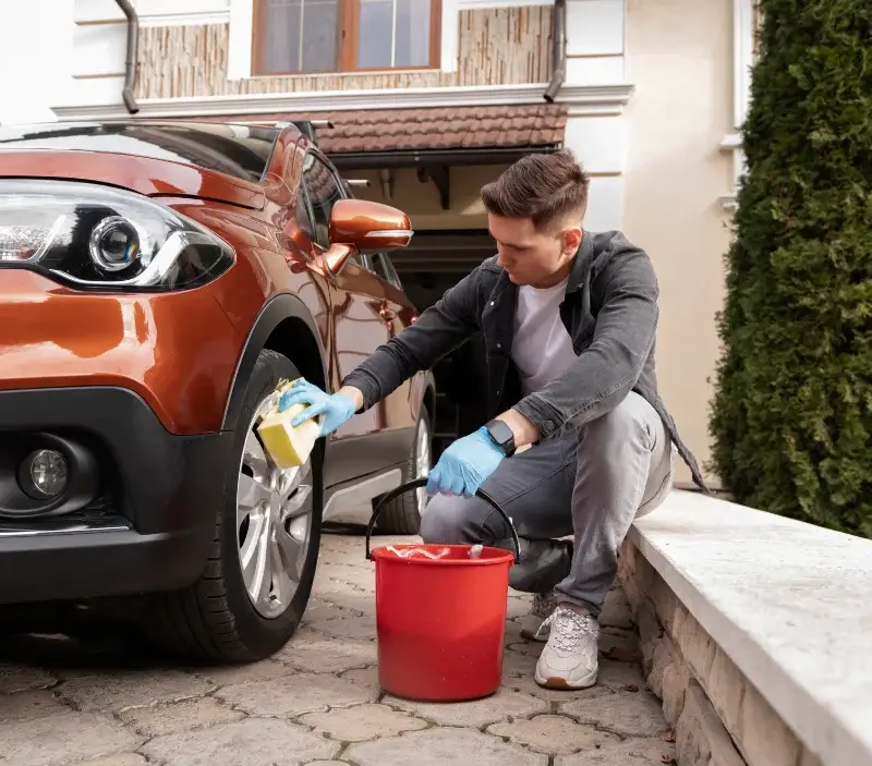 Lavage auto à domicile Hénanbihen : professionnel intervenant sur un véhicule
